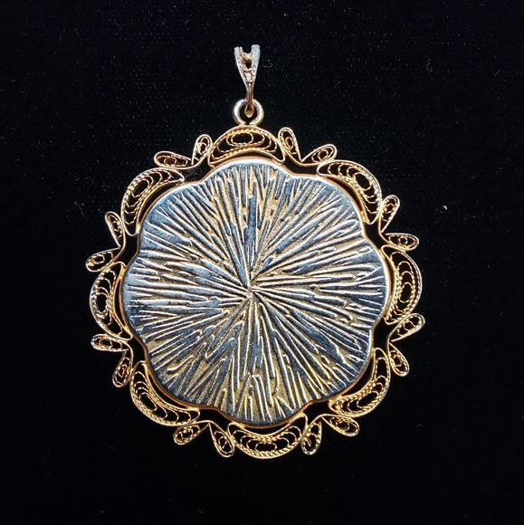 Vintage Damascene gold-tone filigree pendant - Picture 3 of 3